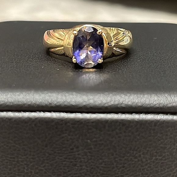 10k Yellow Gold Estate Deep Violet Oval Solitaire Amethyst Textured Band Ring - Picture 4 of 15